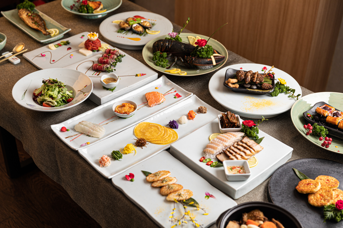 朝陽館では、シグネチャーメニューである麦熟成の干しイシモチを含む多様な韓定食コースを提供しています。